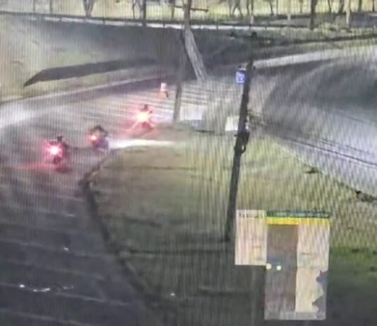 Exlusivo: câmeras da Estrutural flagram motoqueiros destruindo material de campanha de Izalci