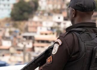 Operação da PMRJ apreende drogas e armas no Complexo da Maré