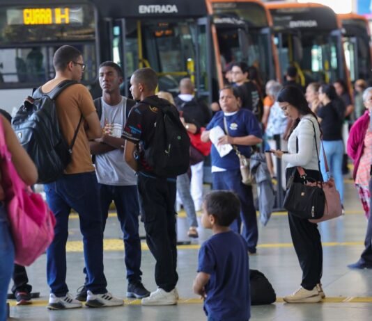 Setor de serviços fica estável em julho e sobe 2,4% em 12 meses