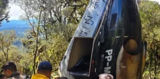 Bombeiros resgatam corpos do cantor Rick e da tripulação em SC