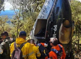 Bombeiros resgatam corpos do cantor Rick e da tripulação em SC