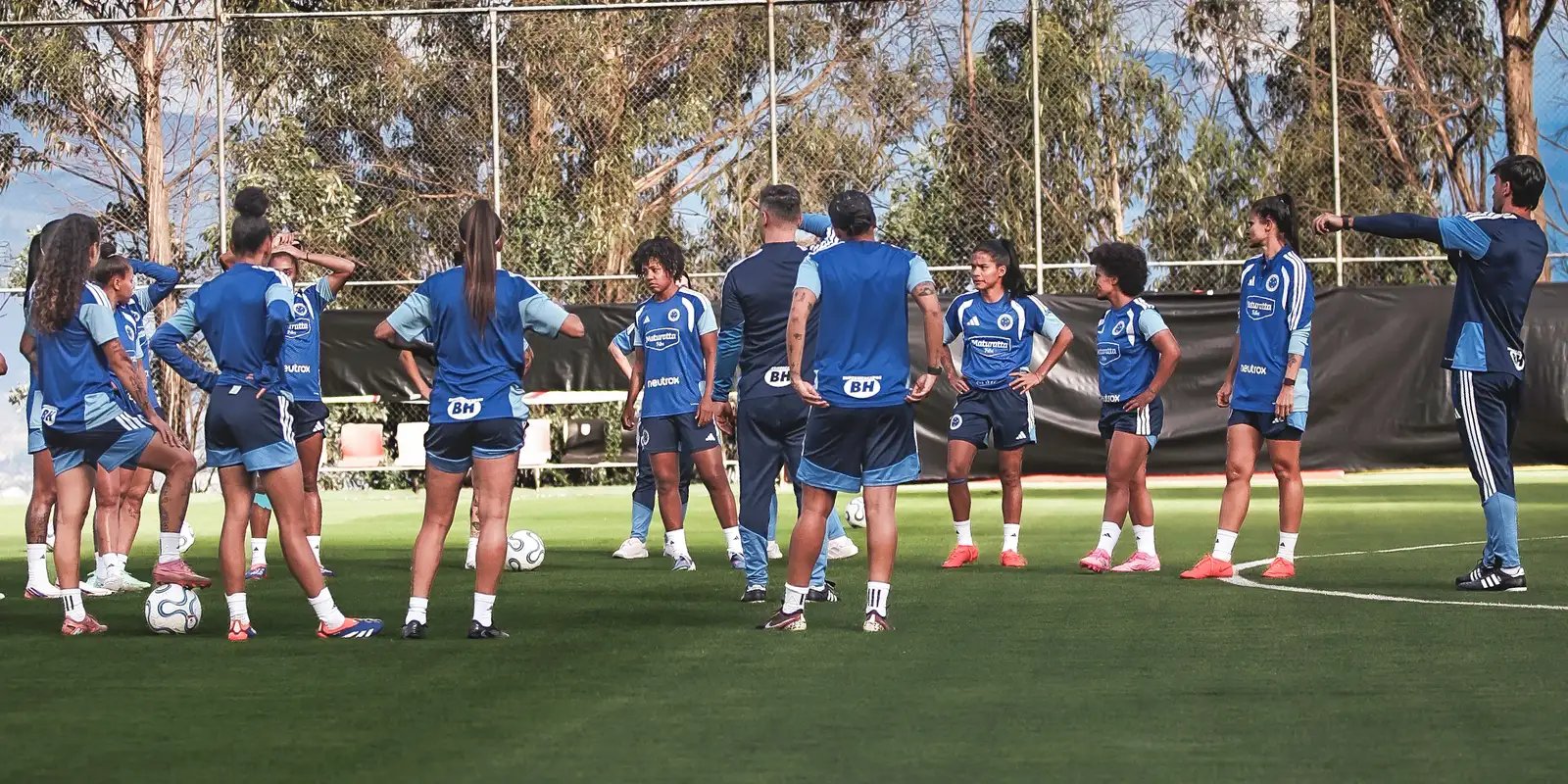 Libertadores Feminina: Cruzeiro resiste à altitude e vence na estreia
