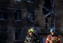 Drone russo colide com escola em Kiev