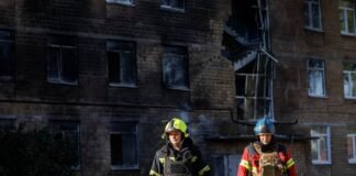 Drone russo colide com escola em Kiev