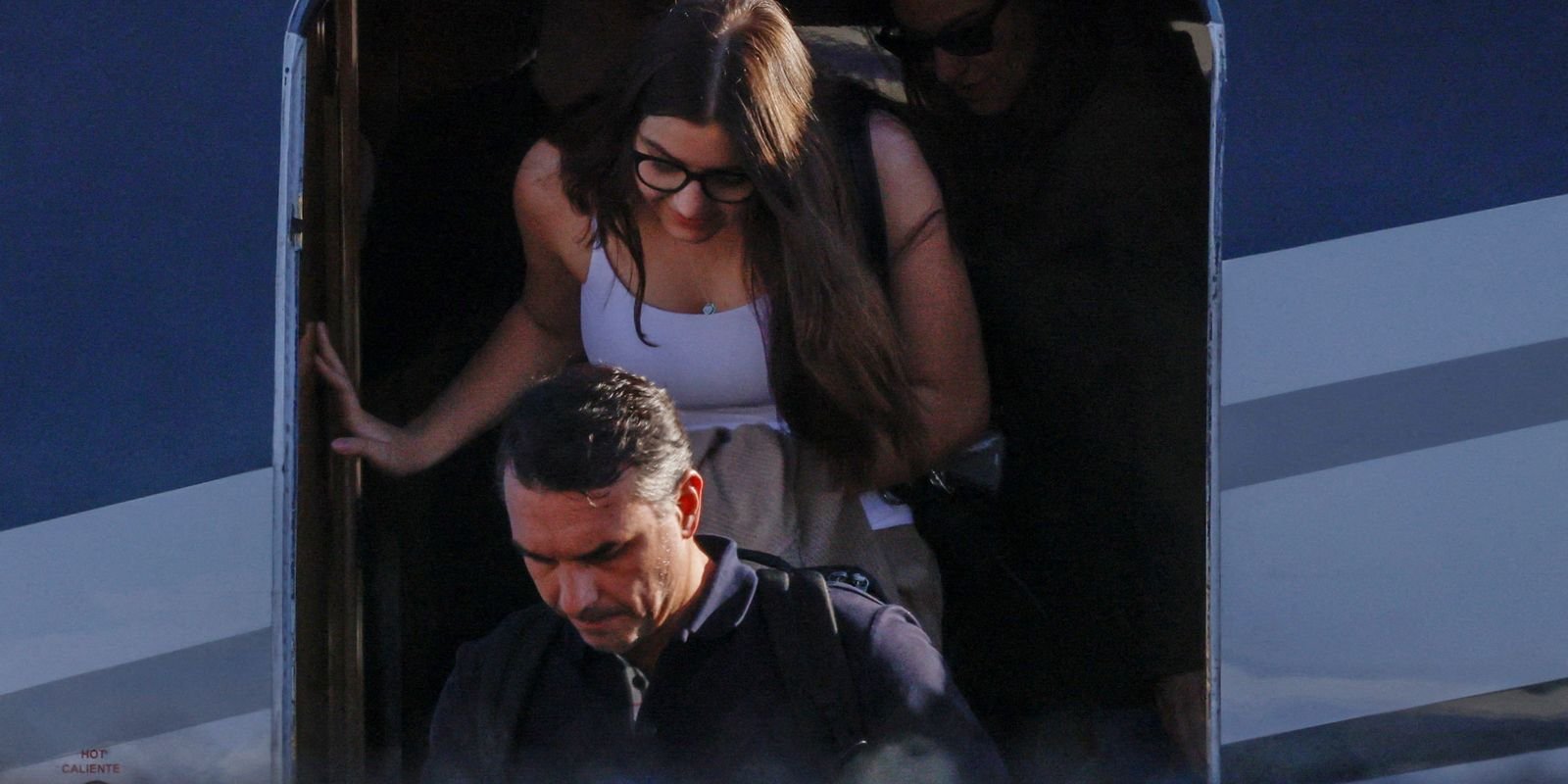 Em fuga, Flávio Bolsonaro desembarca nos EUA com a família