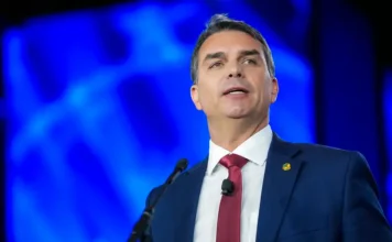 Flávio Bolsonaro vota pelo fim da escala 6×1
