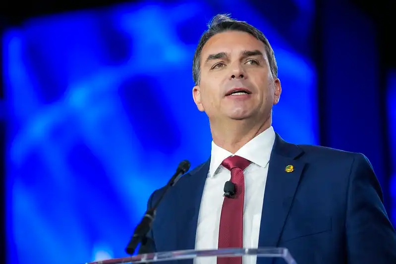 Flávio Bolsonaro vota pelo fim da escala 6×1
