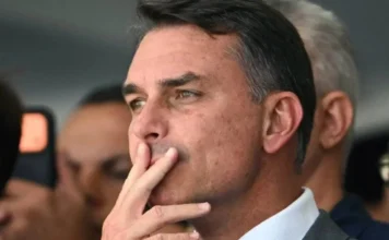 Flávio recua e se diz “líder” em vez de “verdadeiro presidente do Brasil”