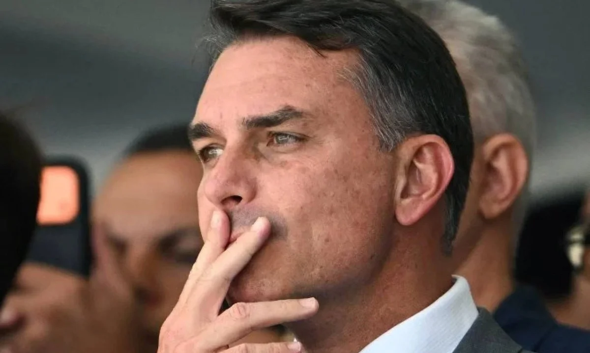 Flávio recua e se diz “líder” em vez de “verdadeiro presidente do Brasil”