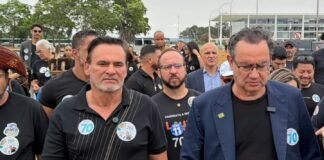 Marley Mendonça acompanha Cury em ato na porta do STF
