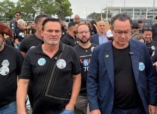 Marley Mendonça acompanha Cury em ato na porta do STF