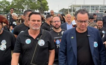 Marley Mendonça acompanha Cury em ato na porta do STF