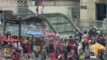 Vídeo: Após ato pró-Lula, manifestantes picham e quebram estações