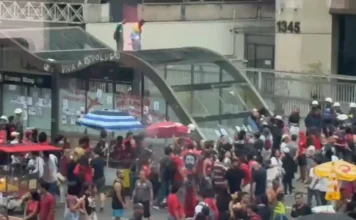 Vídeo: Após ato pró-Lula, manifestantes picham e quebram estações