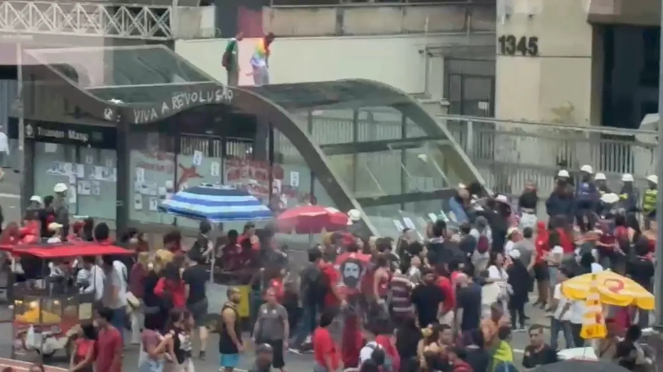 Vídeo: Após ato pró-Lula, manifestantes picham e quebram estações