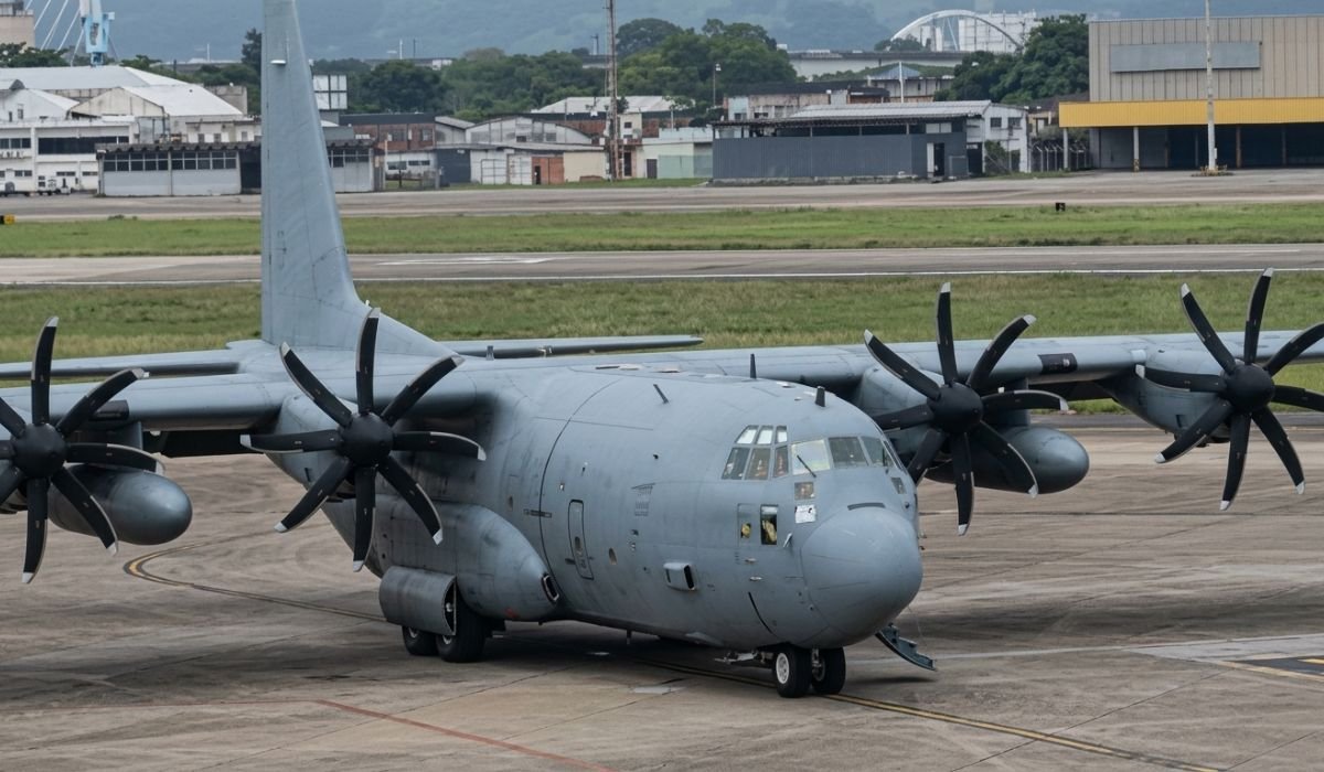 Avião militar dos EUA pousa no Galeão; motivo ainda não é oficialHTML