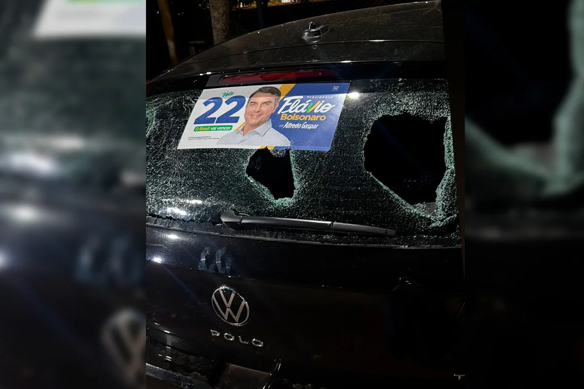 Carro com adesivo de Flávio é apedrejado por petistas no DF
