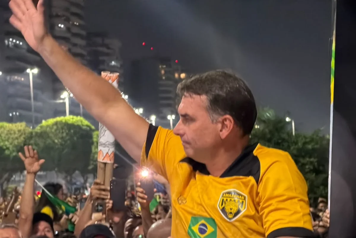 Governo Milei confirma entrada de Flávio na Argentina; “não havia impedimento”