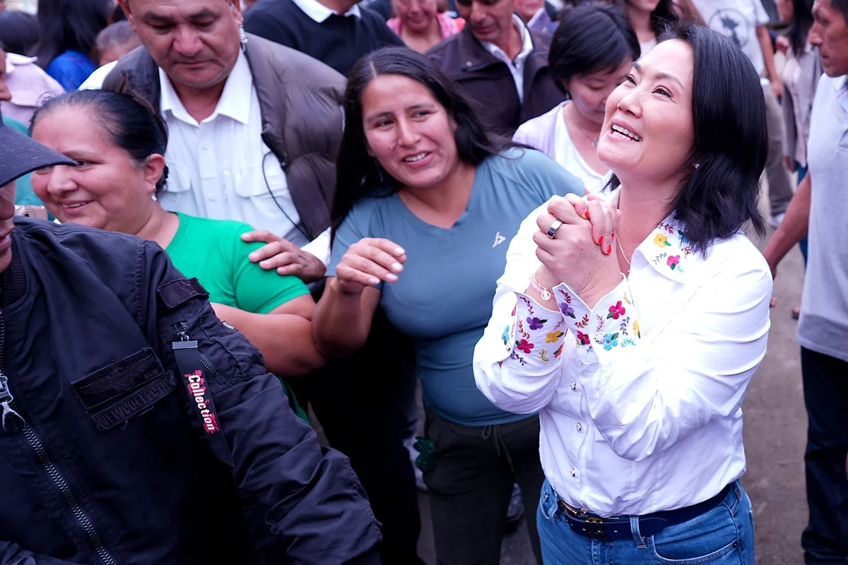 Presidente do Peru proíbe cabelo comprido e unhas pintadas nas escolas