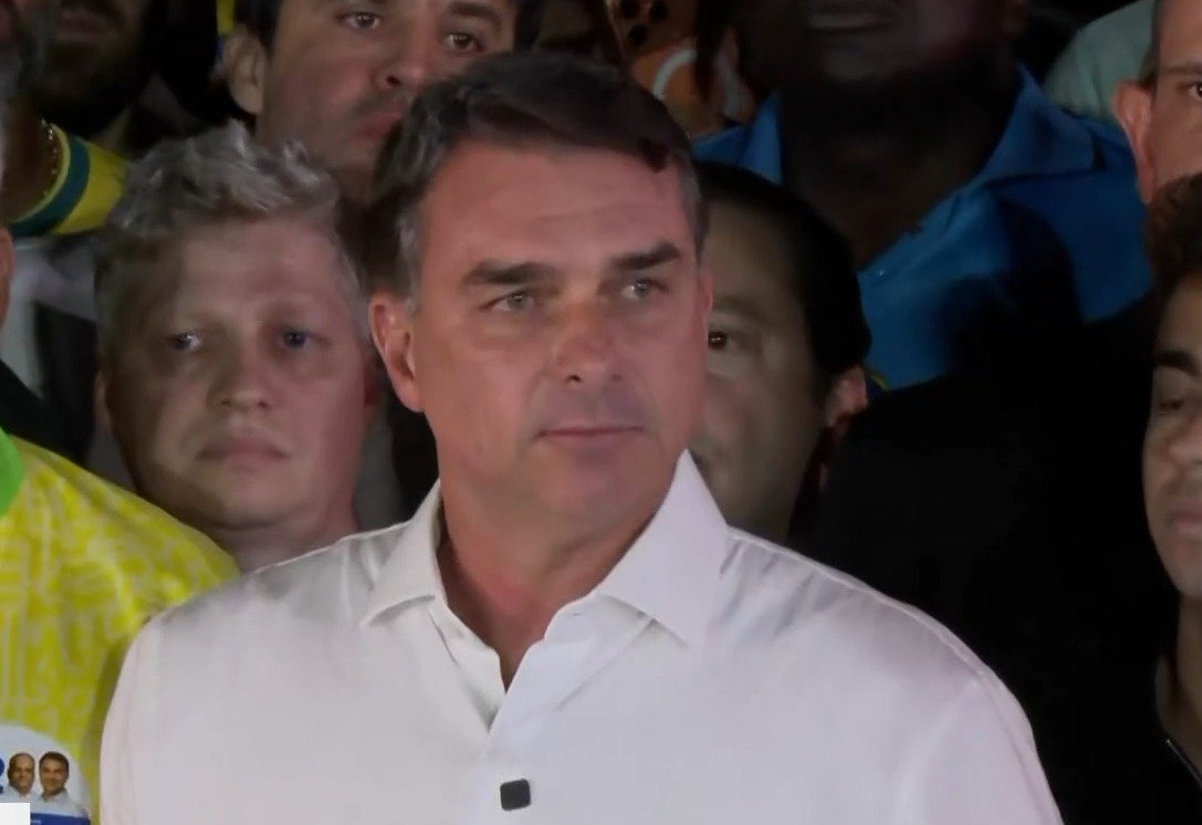 lávio Bolsonaro contesta derrota e anuncia pedido de anulação das eleições