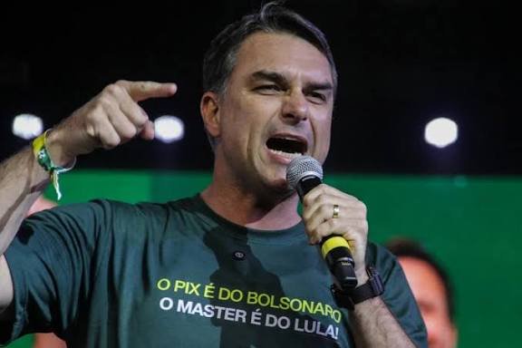 Flávio Bolsonaro deixa o Brasil e pedirá asilo político aos EUA