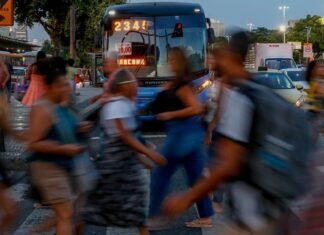 Estudo revela como medo da violência limita rotina de mulheres no RJ