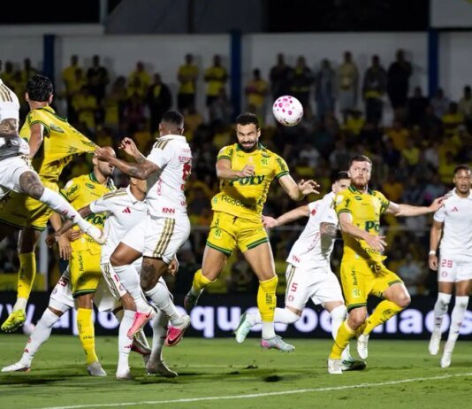 Com um a mais, Mirassol vence e complica Internacional no Brasileirão