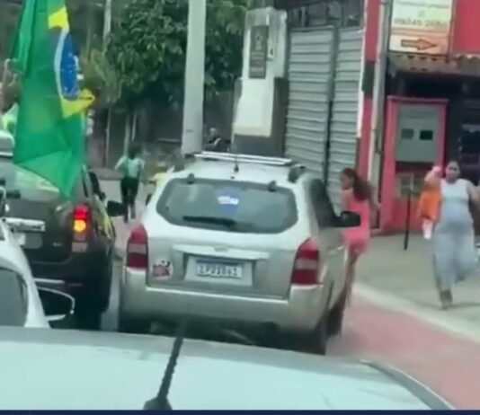 Vídeo: petista revoltado com manifestação da direita joga carro encima de duas crianças