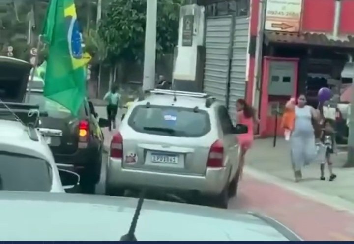 Vídeo: petista revoltado com manifestação da direita joga carro encima de duas crianças
