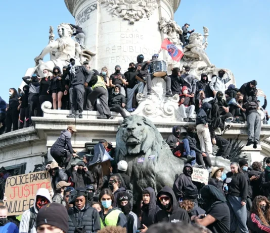 França impõe toque de recolher após protestos violentos no fim de semana