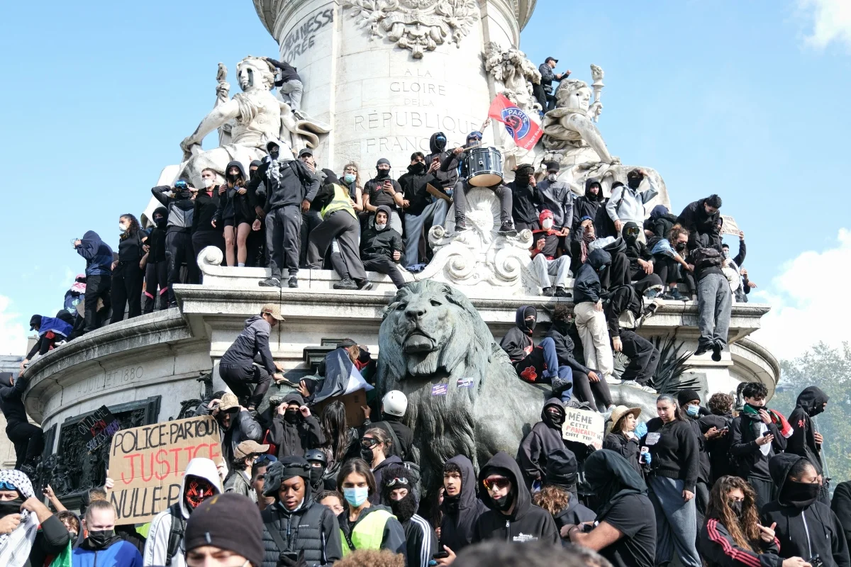 França impõe toque de recolher após protestos violentos no fim de semana