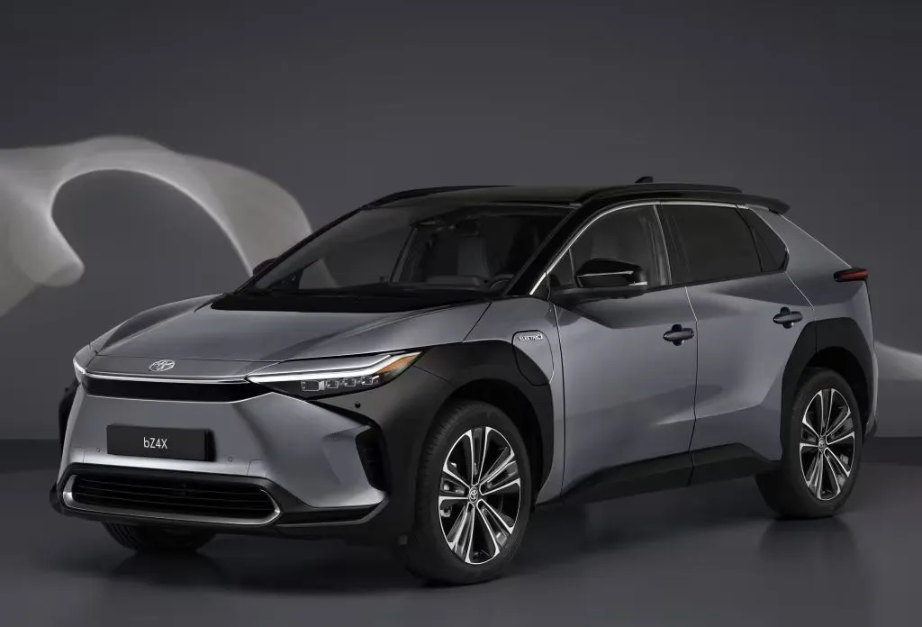 Toyota corta até R$ 70 mil do seu carro elétrico e reage aos chineses